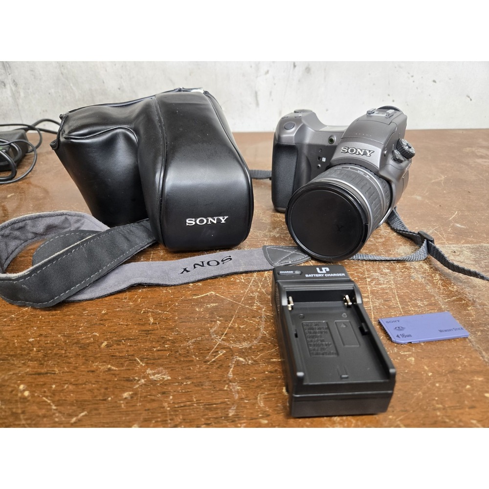 Sony Cyber-shot Pro DSC-D770 1.5MP Digital Camera w/ Battery Charger Case Tested